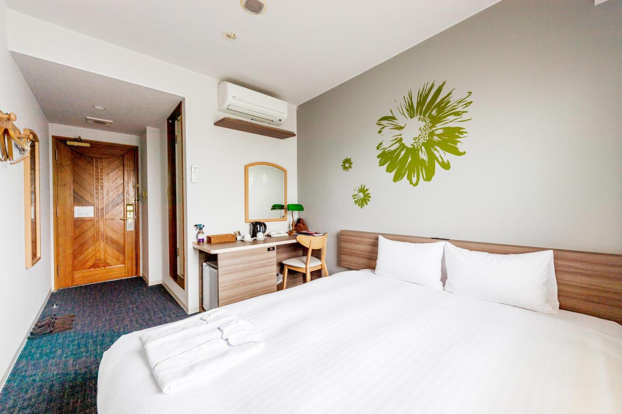 Hotel Azat Naha Esterno foto